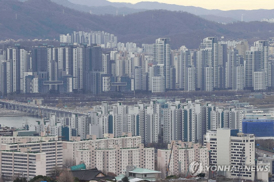 부동산 PF 부실 우려가 재차 불거지자 금융당국이 사업성과 회생 가능성을 철저히 따져 선별 대응하겠다는 입장을 밝혔다. 연합뉴스